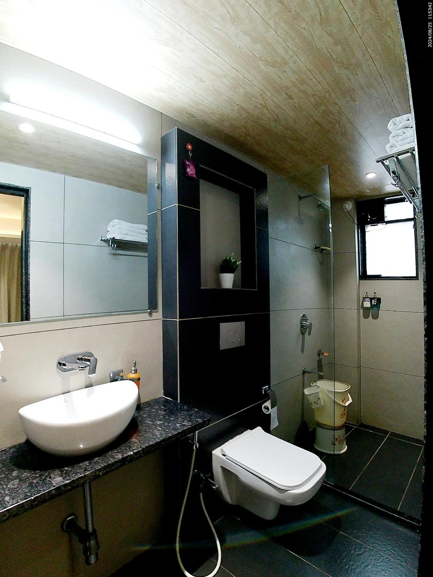 Hotel Sai Pratik, Newly Built Up, Complimentary Shuttle To The Temple Shirdi Buitenkant foto