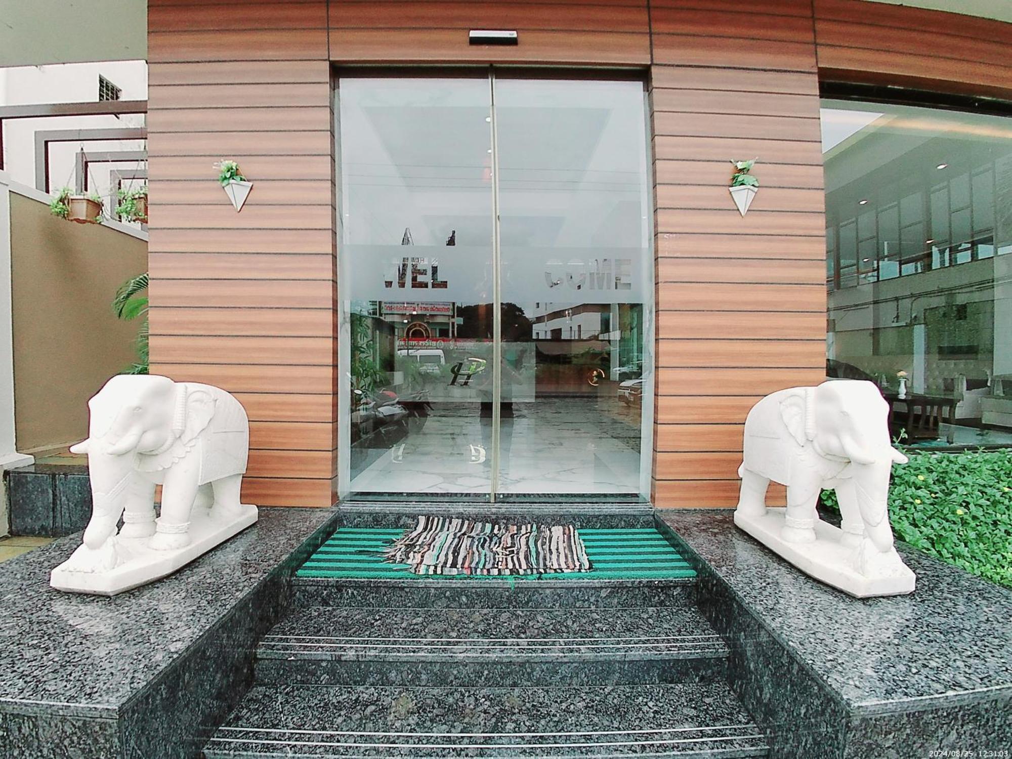Hotel Sai Pratik, Newly Built Up, Complimentary Shuttle To The Temple Shirdi Buitenkant foto